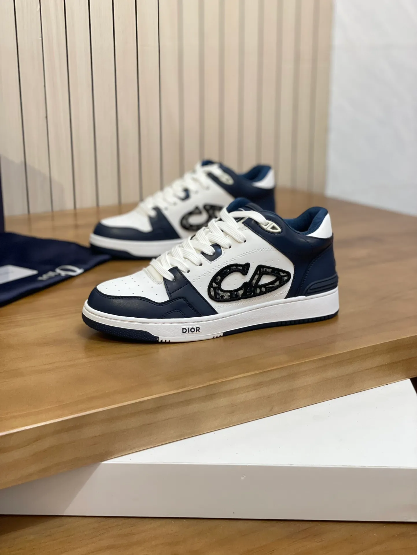 Men's shoes: 💰P440¥ Product trademark: Dior* "Dior*" high-top casual shoes Regular size: 38-44 (can be customized to 45.46) Product materials: Upper imported cowhide stitched with original fabric, breathable lining, original outsole. Number: 1006